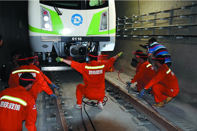 地铁列车"脱轨"22分钟修复 进口救援设备首次亮相大连