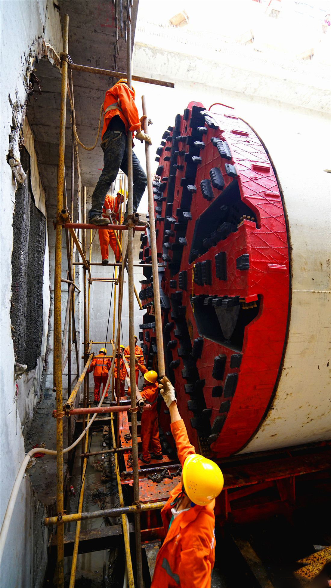 西安地铁6号线首台盾构机成功吊装下井