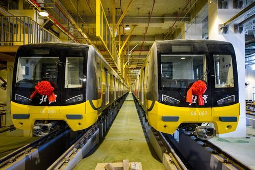 3月1日下午,两列北京地铁6号线新车停放在东小营车辆段