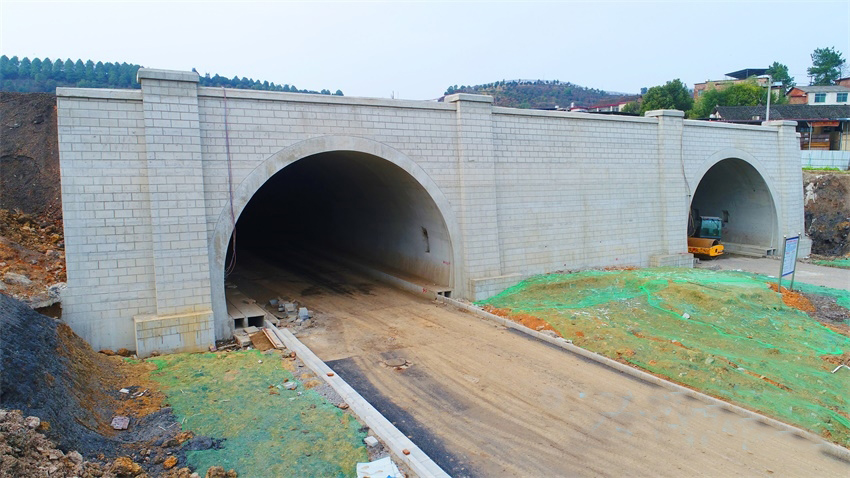 新华南路二期大坡岭隧道设计时速50公里,双向4车道,是邵阳市区