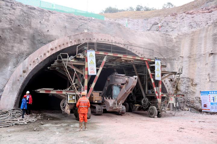 日前,39省道改建工程西岘峰隧道左洞出口端完成了首件作业施工,为